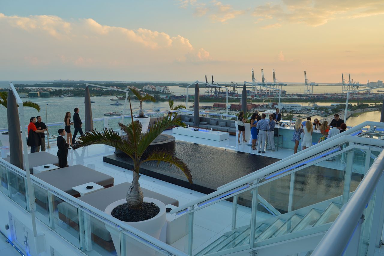 Die Dachterrasse im Abendlicht vor der Jubiläumsparty in Miami.