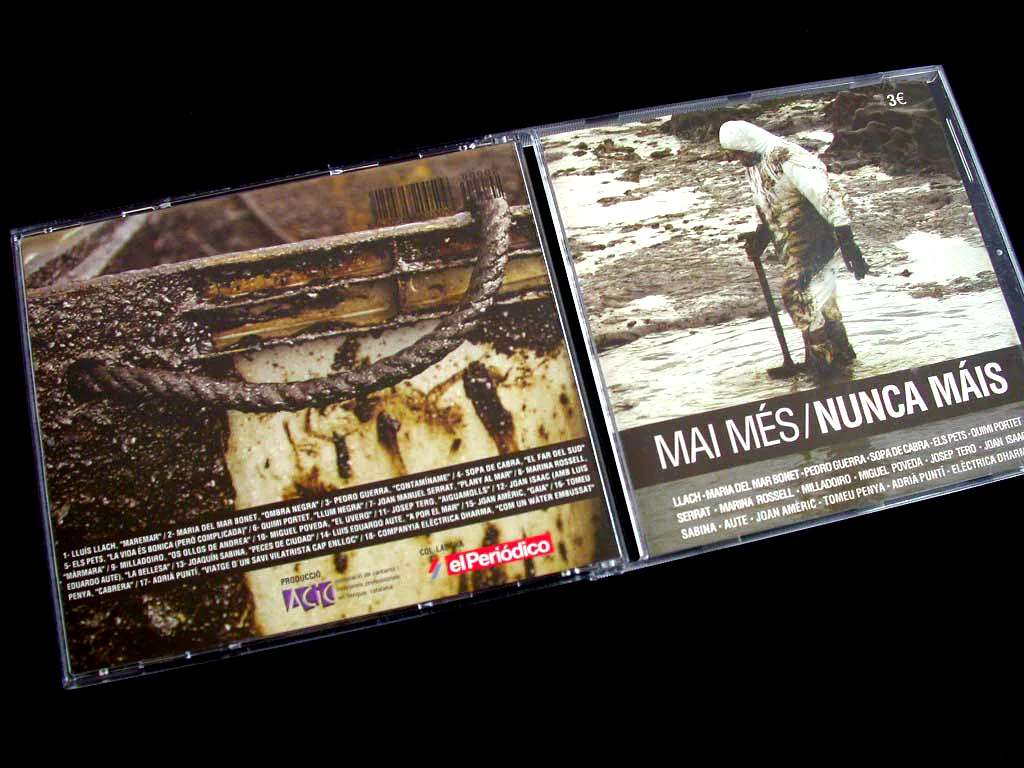 Die geöffnete Hülle der El-Periódico-CD Mai Més / Nunca Máis: eine Booklet-Seite mit ölverschmierter Küste und daneben die Titelseite.