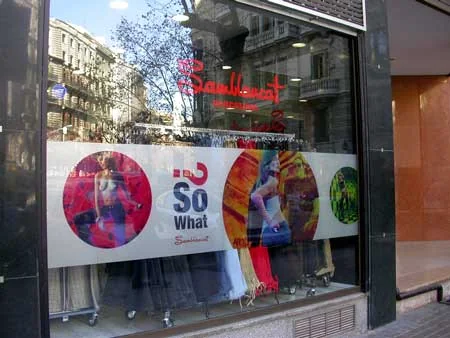 Die Schaufenster von Samblancat in Barcelona, mit So-What?-Kreisen im Glas.
