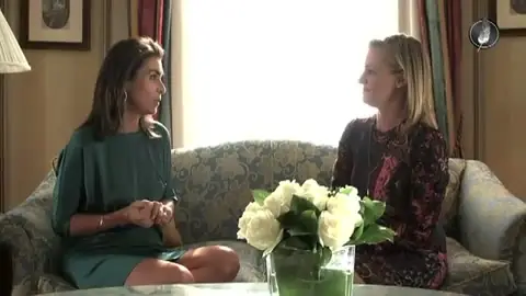 Standbild aus dem Film: Carmen Posadas über ihren Roman Invitación a un asesinato · Le CITY deluxe Interview
